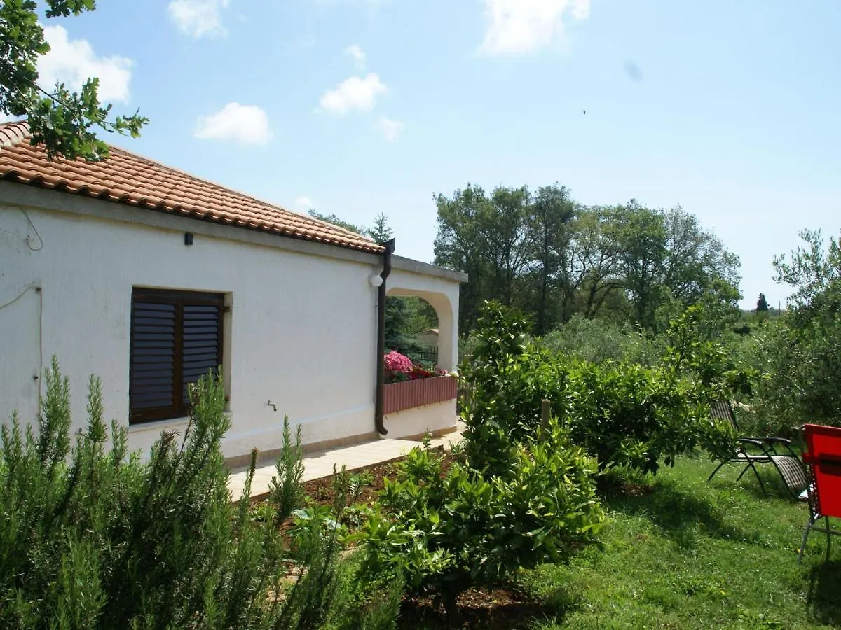 Spacious Bungalow Near Sea In Medulin