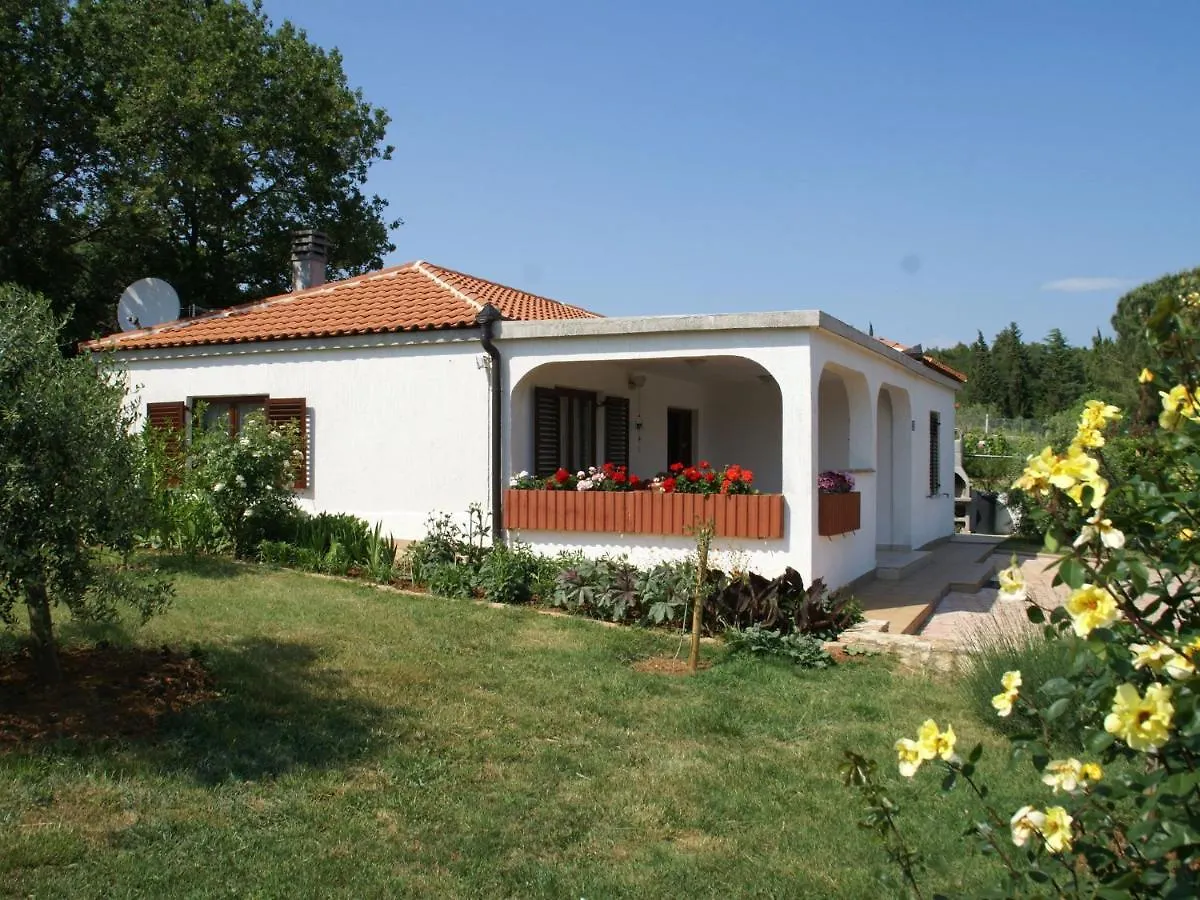 Spacious Bungalow Near Sea In Medulin