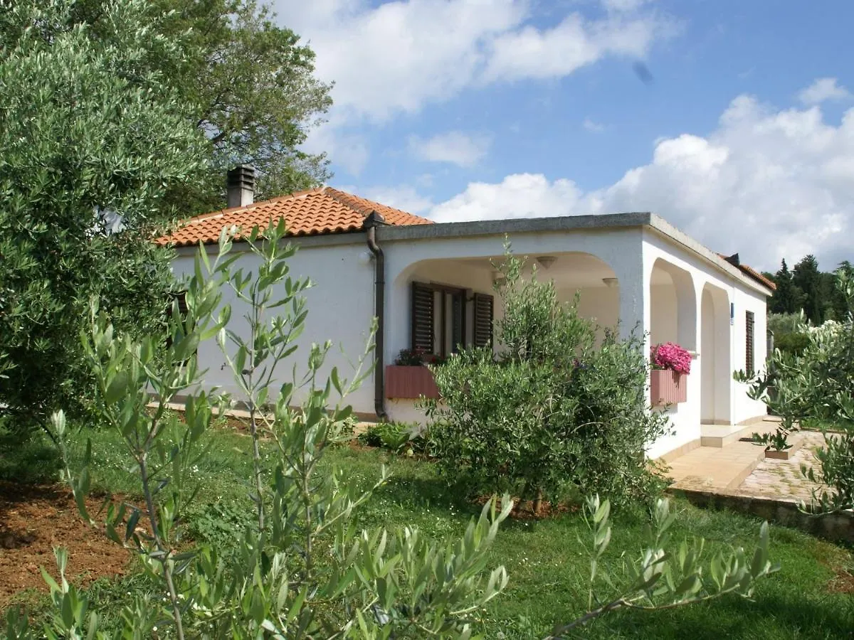 Spacious Bungalow Near Sea In Medulin